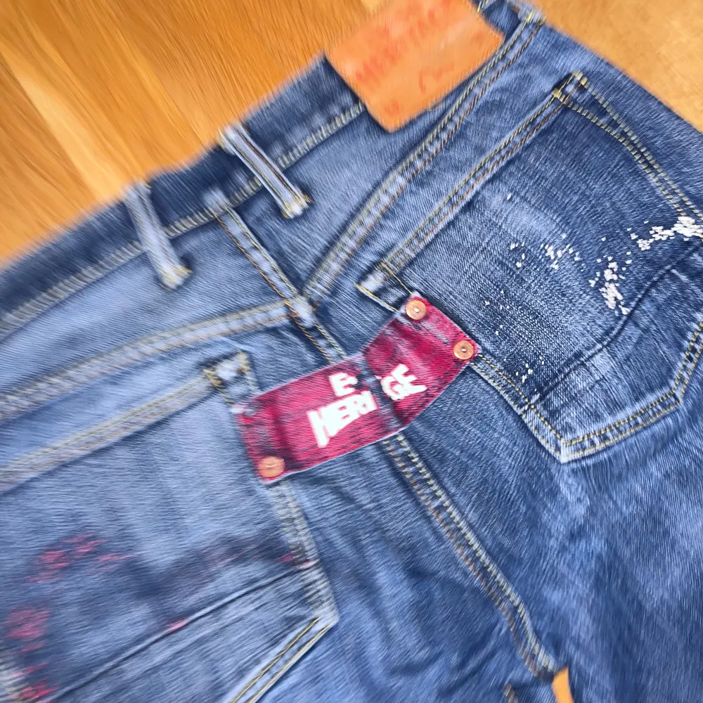 Ett par äldre evisu jeans med tag Tagen saknar en knapp, påverkar inte hur jeansen ser ut så mycket men går att fixa . Farkut & Housut.