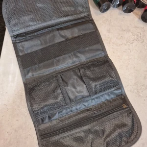 Förvaring - Super smidig förvaring som går att 'fälla' ihop, perfekt för resor eller bara för att inte grejerna ska ta så mycket plats🫶🏼 Aldrig använd