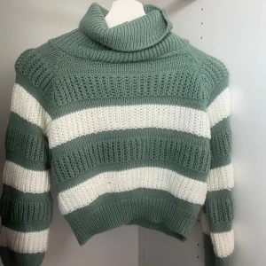 Stickad tröja - Jag säljer denna fina turtleneck tröjan. Jag har använt den några gånger, men säljer den pga armarna är för korta. Den är ganska cropped också. Det står ingen storlek på den, jag tror den är xs/s🩷
