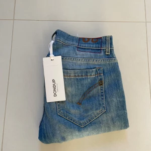 Dondup George Jeans  - Säljer nu dessa super snygga dondup George jeans som passar till allt året runt, snygga slitningar i design, skriv för fler bilder/frågor🙌🏼