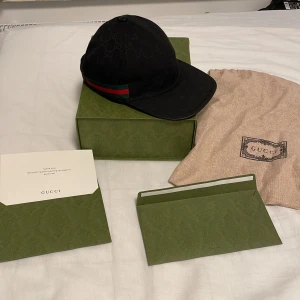 Gucci keps - Tjena säljer denna kepsen då jag vill köpa en större. Storlek S. Den är som ny och kvitto finns. Hör av er vid intresse!
