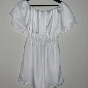 Vit byxdress - Jätte fin byxdress som är offshoulder med fickor. Använd en gång.