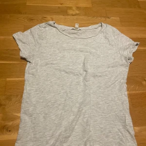 Grå t-shirt - Helt oanvänd grå t-shirt utan prislapp! Super bekväm bomulls t-shirt som är ett väldigt bra basplagg till hösten! Kom provat för bilder med den på💗