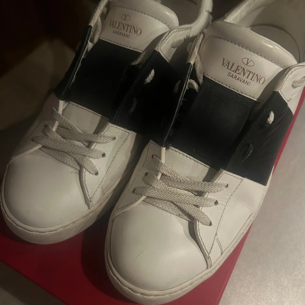 Säljer ett par Valentino Garavani Calfskin Open Sneaker i storlek 39. Skorna är i mycket gott skick. Skokartong, dustbag och ett helt oanvänt par skosnören medföljer. Nypris idag är 7280 kr. Kvitto finns.. Skor.