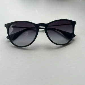 Ray-Ban Erika glasögon  - Säljer för dom inte är min stil, nypris är ca 1790kr. Lite skada är gjord på högra glaset, men det är den ända tydliga skadan. Svarar gärna på frågor, kan skicka bild och pris är diskuterbart för ja vene vad jag gör😭🙏