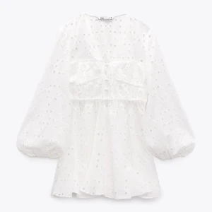 Vit zara klänning - Säljer en sån fin broderad klänning från zara, köpt här på plick men endast använd en gång av mig! Säljer då jag köpte den för att ha under studenten och nu inte längre har någon användning för den⭐️