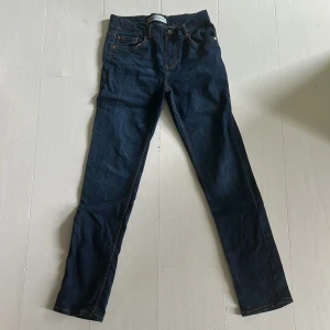 Levi's 512 Slim Tapered Jeans - Säljer ett par Levi's 512 Slim Tapered jeans i mörkblå färg. Dom är som nya då jag använd dom en gång. Pris kan diskuteras. Hör av er för fler frågor MVH Frasse