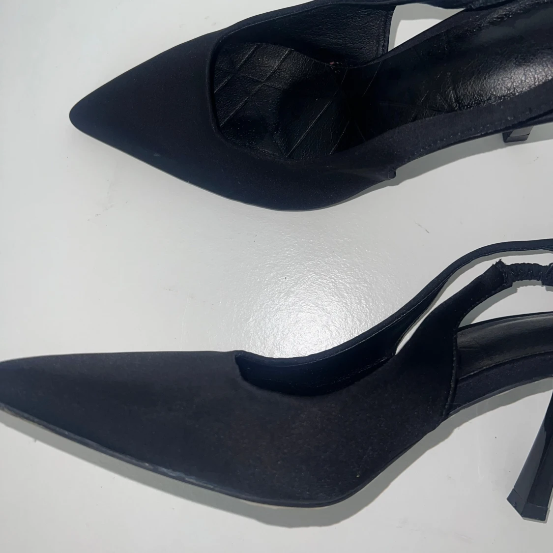 Svarta klackar med spetsig tå - 92