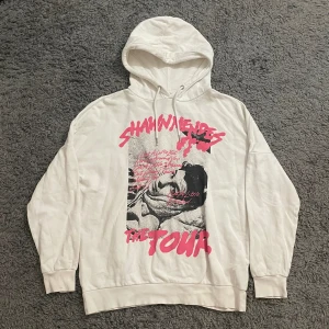 Lång hoodie - Något längre hoodie med Shawn Mendes tryck. Finns några småfläckar som inte går bort på högerärmens mudd🫶🏼