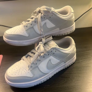 Gråa nike dunk  - Säljer nu mina dunks då dem inte kommer till användning. Dem är i bra skick då jag knappt använt dem, skriv gärna om du har frågor💗