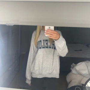 Ljusgrå sweatshirt med tryck - En ljusgrå sweatshirt med tryck ifrån H&M💓