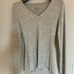 Långärmad tunt stickad intimissimi tröja - Warm Effect Ultra Light, långärmad tröja medium grå melerad. Nyskick, använd ett par gånger. Inköpspris: 559kr