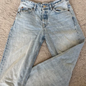Jeans - Säljer dessa jättefina zara jeansen. De är i storlek 34 och är mid rise och straight. Säljer för att de är försmå för mig. De är ingen skada på de men jag har använt de väldigt mycket.