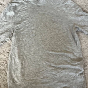 Tshirt - Säljer denna T-shirten från lager 157 som är i lite stickat matrial i storlek xs