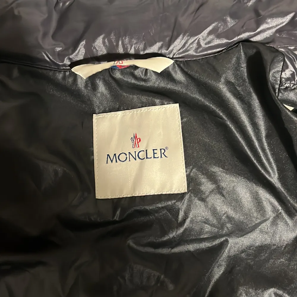 Denna moncler västen är äkta och går därför scannas, den har riktigt bra sick, västen kostar mycket mer än va jag ska sälja den för eftersom jag har haft den i 3 månader.. Övrigt.