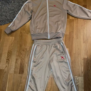 ARIGATO TRACKSUIT  - Strl L Små fläckar som går bort i tvätten 