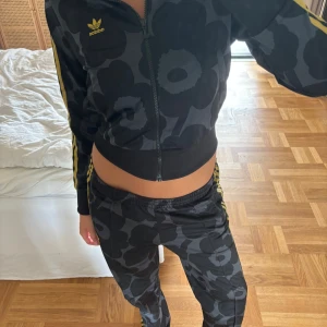 Adidas X Marimekko set - Adidas X Marimekko set i storlek S båda delarna. Finns inte att få tag i, knappt använt.