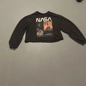 långärmad crop top - nasa tryck, trycket kan va lite missfärgat(kan ses på första bilden) bra skick, använd några gånger (kan vara katthår på)