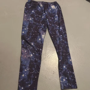 byxor - stretchiga byxor, inget större problem på dom, bra skick 
