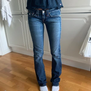 True religion Low waist bootcut  - Skitsnygga low waist bootcut jeans från True religion. Storlek 27. 