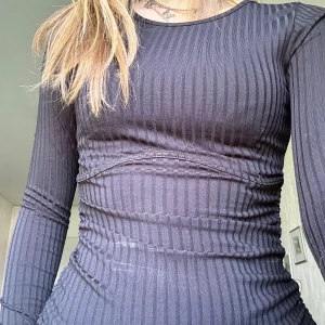 Svart tajt tröja från new look💕 - Säljer en snygg svart tajt tröja från New Look. Den är långärmad och har en tight passform som framhäver figuren. Jag använder inte den längre❤️❤️lite sönder på en dekorations tråden på sidan men inget synligt