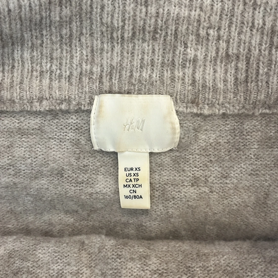 Beige stickad off shoulder tröja från hm💓 - 90