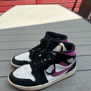 Air Jordan 1 high lila - Inga skador och kan bli som nya efter en tvätt. Äkta jordans som passar fint till vad som!