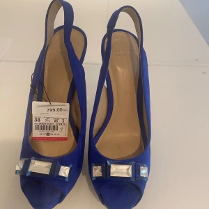 Mörkblåa klackskor från zara - Dessa fina nya mörkblåa klackskor från zara är stilrena och passar i alla garderober.  Nypris är är 800kr medans mitt pris är 250kr 