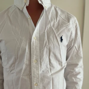 Polo Ralph Louvren skjorta - Hej! Vi säljer nu denna snygga skjortan från polo Ralph Louvren | i storlek M skick 9/10 inga defekter bara lite skrynklig som fixas när man stryker den👍| Skjortan säljs nu för endast 399kr! | plagget passar perfekt när du vill vara stilig⭐️      