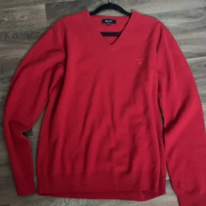 Gant tröja - Riktigt snygg ganttröja i en fin röd färg. I princip oanvänd. Storlek s