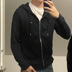 Huvtröja från Lexington - Säljer en huvtröja från Lexington i storlek S. Jag är 180 och väger 65 kg. Den har nästan inte använts alls.