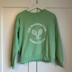 Collegetröja  - Säljer denna collegetröja från hm i storlek xs. Använd vid enstaka tillfälle men i fint skick. Köparen står för frakten💚