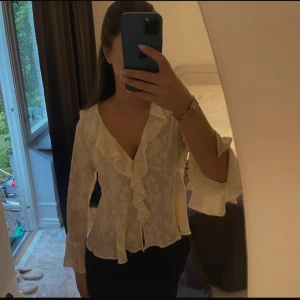 Zara blus  - Super fin blus i bra skick från zara. Passar M och mindre.