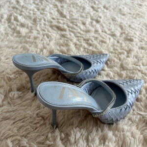 Klackar från zara  - Super fin klackar från zara som jag köpt för några år sedan, finns kläckar som går att får bort 