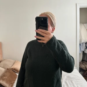 Mörkgrön stickad tröja - Säljer en mysig mörkgrön stickad tröja!💕