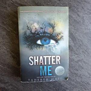 Shatter me - Sidorna är i perfekt skick och utan någon som helst skrift eller fläckar. Utsidan av boken är inte helr perfekt (SE BILD)