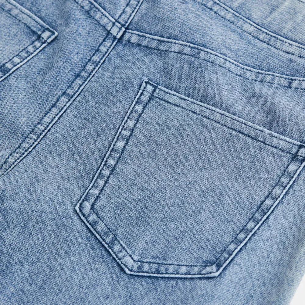 Säljer ett par supercoola blå jeans med stora vita hjärtan tryckta över hela byxorna. De har en avslappnad passform och raka ben, vilket gör dem både bekväma och trendiga. Perfekta för att ge din outfit en unik touch! 💙. Jeans & Byxor.