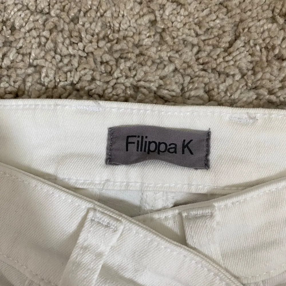 Säljer ett par vita jeans ifrån Filippa K i storlek xs. Jeansen har en rak, tajt passform och har inga tecken på slitage. . Jeans & Byxor.