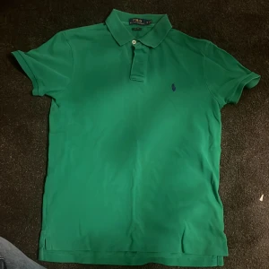 Polo Ralph Lauren grön Polo tröja storlek M - Grön Polo tröja från Polo Ralph Lauren i bra skick.  Tröjan paketeras väl i en förpackning och är såklart nytvättad.