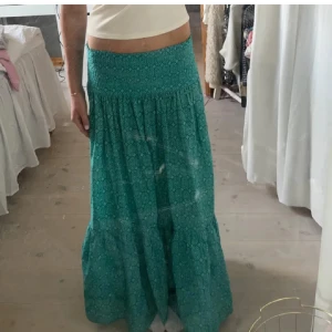 Zara långkjol - Intressekoll på min skit snygg Långkjol från zara🥰 osäker om jag vill sälja så skriv gärna om ni är intresserade 💓 storlek S