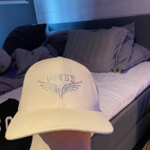 Vit keps med strassdetaljer - Vit Rhinestone keps ”Wings” i fint skick