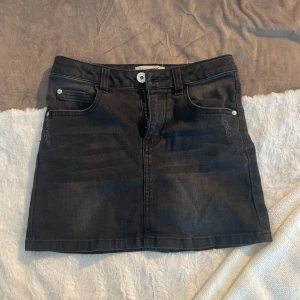 Liten svart jeanskjol - Kort jeans kjol, bra skick, barn avdelning