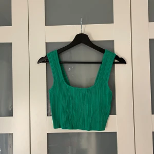Grön topp - Grön topp i kortare modell med breda axelband i mycket fint skick! 