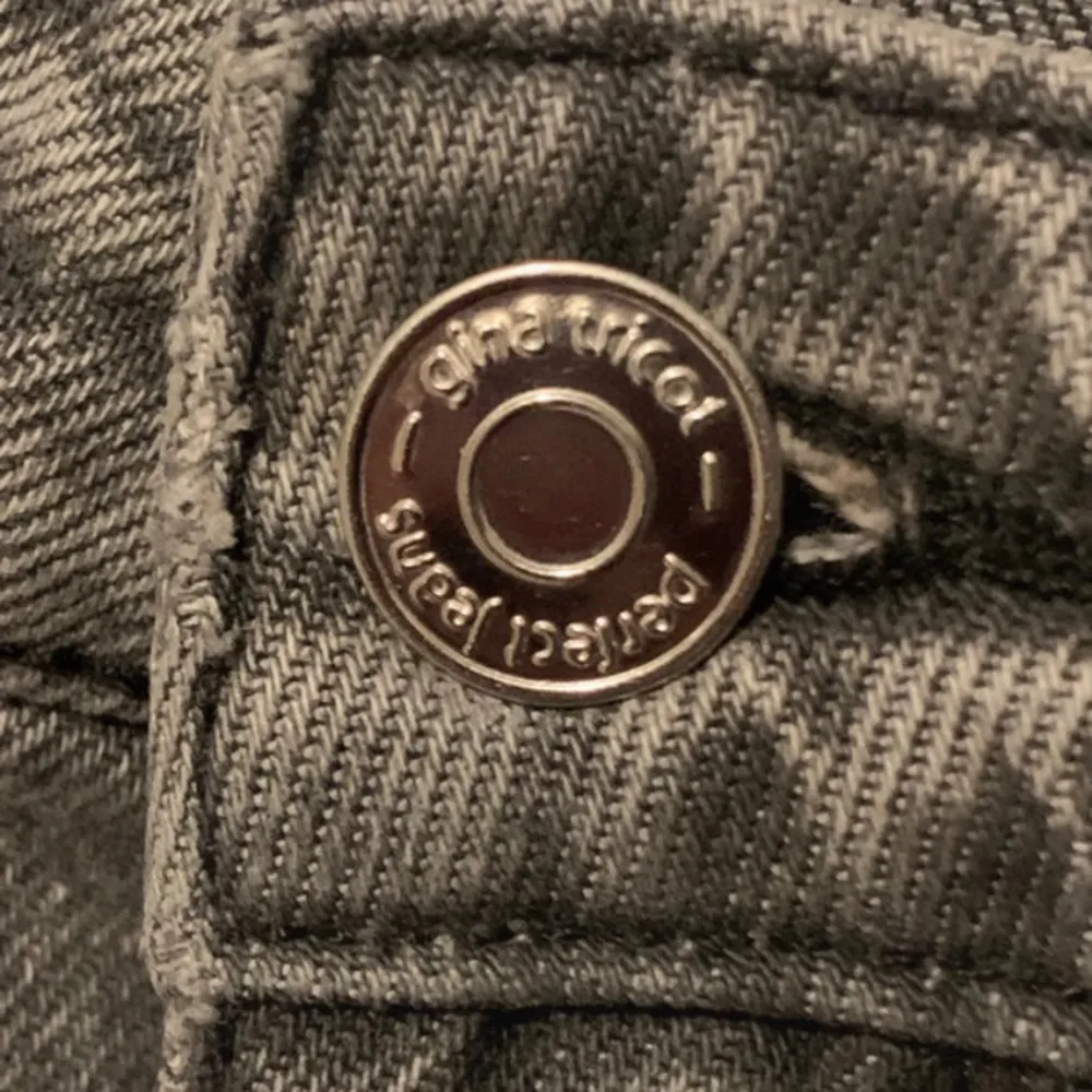 Gråa Gina tricot utsvängda perfect jeans populärt hål vid knät. De är jätte snygga men tyvärr passar de inte längre. Jag är 1,66 och de är perfekt längd.. Jeans & Byxor.