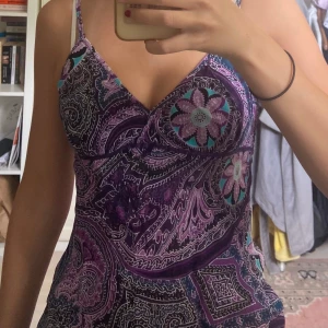 Söt topp - Fint linne i paisley mönster med jätte fin passform. Står 36 på lappen men skulle säga att den passar xs/s.💕