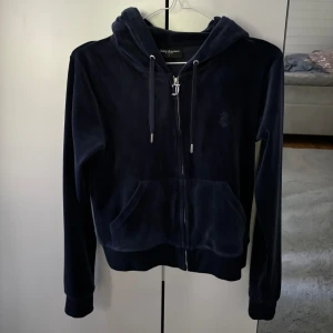 Juicy Couture tröja, mörkblå - Säljer min mörkblåa Juicy Couture tröja i storlek S. Den är använd fåtal gånger så den ser som ny ut. Nypris 1299kr och jag säljer den 700kr. Hör av er om ni är intresserade eller har några frågor 💞