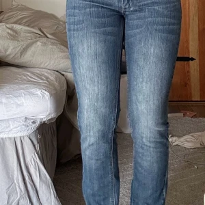Mingel Jeans - säljer mina low waist jeans från mingel i strl 36 då dom inte kommer till någon användning.  Så så fina och man vill ha dom mer utsvängda går det att klippa dom på den yttre sidan så ser det ut som att dom blir mer utsvängda :)  Passar även folk i M 
