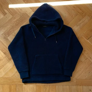 Peak Performance Fleece Hoodie - Underbar vintage Peak Performance fleecehoodie. Mycket fint skick. Tjock och mysig för kallare dagar. Storlek M/L. Mått: Bröst: 60 cm, Längd: 70 cm, Ärmlängd (insida arm): 57 cm. Köpet är slutgiltigt.