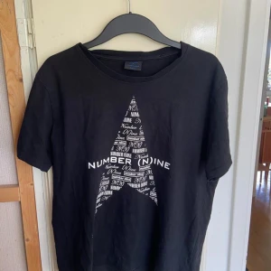 Number nine - Number (N)ine x Marlboro star Tshirt, This garment was a collaboration between Number (n)ine and marlboro very simple graphic but still looks incredibly good, condition is great no flaws at all.  Marked size is F fits like Small/medium  Price: 1000kr