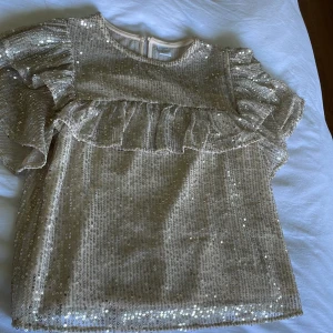 Glitter topp🪩 - Super fin fest topp, den är i barn storlek men nassar även en s. Jätte bra skick ändrat använd 1 gång